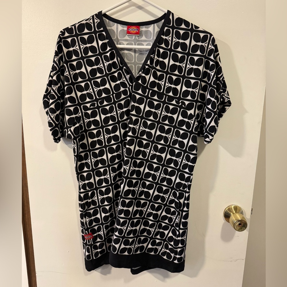 Dickies Black & White Geometric V-Neck Short Sleeve Scrub Top